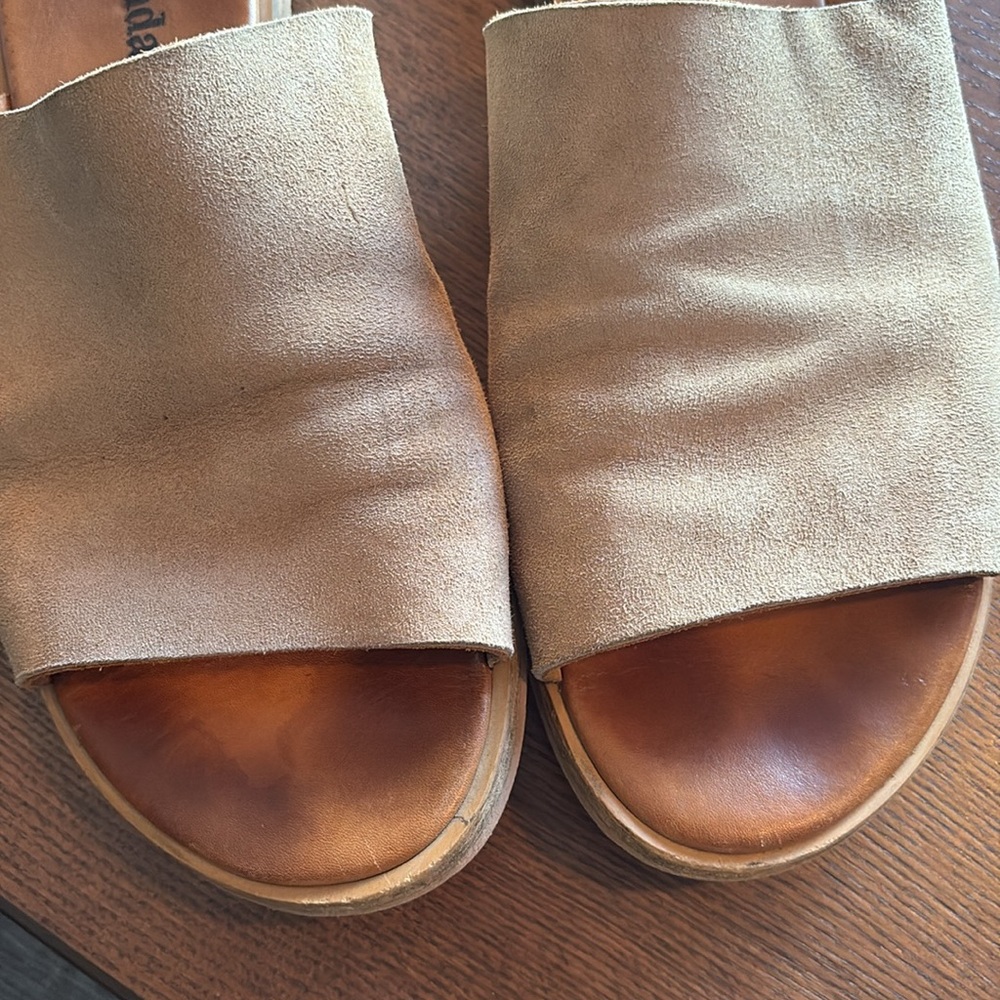 AGENDA - Women's Tan Suede Slide Sandals - Picture 7 of 7